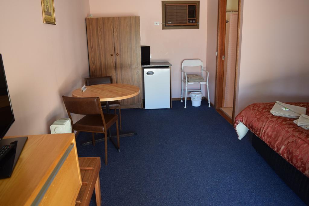 Roundhouse Motel Peterborough Room photo